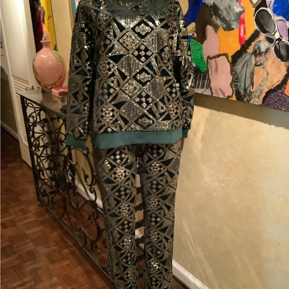 Women’s long sleeve sequin pullover sweater and jogging pant set. - Picture 6 of 7
